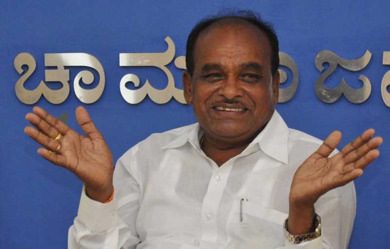 ಚಾಮರಾಜನಗರ ಜಿಲ್ಲೆಯ ಕೋವಿಡ್ ವಿರುದ್ದ ಹೋರಾಟದಲ್ಲಿ ಕೈ ಜೋಡಿಸಿದ ಜನಪ್ರತಿನಿಧಿಗಳು