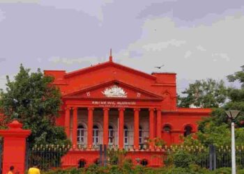 ಶಾಲೆಗಳಲ್ಲಿ ಕನ್ನಡ ಕಡ್ಡಾಯ ಪ್ರಶ್ನಿಸಿ 4ನೇ ತರಗತಿ ವಿದ್ಯಾರ್ಥಿ ಮನವಿ: ರಾಜ್ಯ ಸರ್ಕಾರಕ್ಕೆ ಹೈಕೋರ್ಟ್ ನೋಟಿಸ್