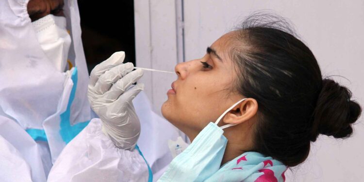 ದೇಶದಲ್ಲಿ ಇಳಿಮುಖ ಕಂಡ ಕರೋನಾ ಸೋಂಕು : ಕರ್ನಾಟಕ ಸೇರಿದಂತೆ ಹಲವು ರಾಜ್ಯಗಳಲ್ಲಿ ನಿರ್ಬಂಧ ಸಡಿಲಿಕೆ!