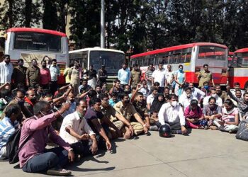 ಸಾರಿಗೆ ನೌಕರರಿಗೆ ಸಿಹಿ ಸುದ್ದಿ :  ವಜಾಗೊಂಡಿದ್ದ 4200 ನೌಕರರನ್ನು ಕೆಲಸ ಸೇರಿಸಿಕೊಂಡ ಸಾರಿಗೆ ಇಲಾಖೆ !