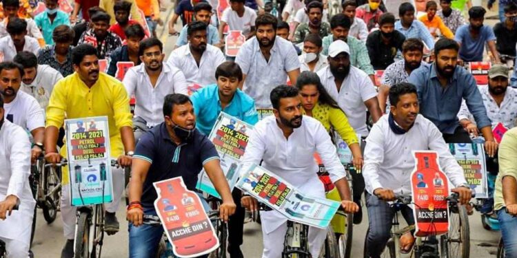 ರೈತರ ಭಾರತ್ ಬಂದ್ ಬೆಂಬಲಿಸಿ ಕಾಂಗ್ರೆಸ್ ಕಾರ್ಯಕರ್ತರಿಂದ ಸೈಕಲ್ ಜಾಥ – ಕೇಂದ್ರದ ವಿರುದ್ಧ ಯುವ ಕಾಂಗ್ರೆಸ್ ಅಧ್ಯಕ್ಷ ಬಿ.ವಿ ಶ್ರೀನಿವಾಸ್, ನಲಪಾಡ್ ಕಿಡಿ