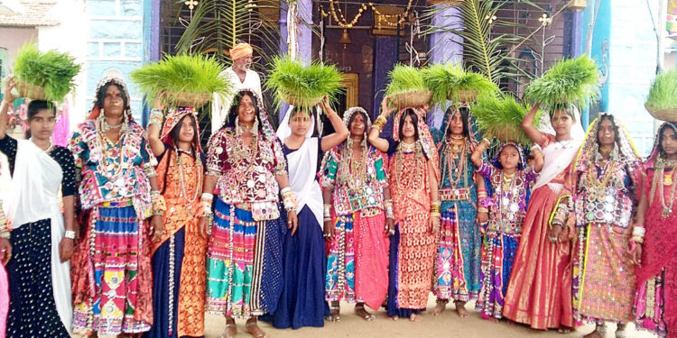 ತಾಂಡಾಗಳಲ್ಲಿ ತೀಜ್ ಹಬ್ಬದ ಸಂಭ್ರಮ ಕುಣಿದು ಸಂಭ್ರಮಿಸಿದ ಲಂಬಾಣಿ ಬೆಡಗಿಯರು