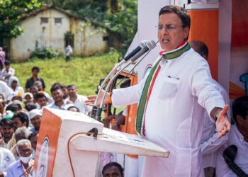 ಬಿಜೆಪಿಗೆ  ಯಾಕೆ ಮತ ಹಾಕುತ್ತಿದ್ದೀರಾ? ತೈಲ ಬೆಲೆ ಹೆಚ್ಚಳ ಮಾಡಿದ್ದಕ್ಕಾ? :  ರಣದೀಪ್‌ ಸುರ್ಜೆವಾಲ