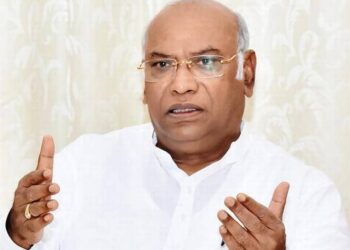 ಮೋದಿಗೆ ಸಾಲ ಮಾಡಿ ತುಪ್ಪ ತಿನ್ನುವ ಚಾಳಿ ಇದೆ ಹಾಗಾಗಿಯೇ ಎಲ್ಲವನ್ನು ಮಾರುತ್ತಿದ್ದಾರೆ : ಮಲ್ಲಿಕಾರ್ಜುನ ಖರ್ಗೆ