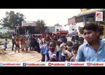 ಬಳ್ಳಾರಿ ಅಮರಾಪುರ ಸರ್ಕಾರಿ ಶಾಲೆಯಲ್ಲಿ ಬ್ಯಾಂಡ್ ಬಾರಿಸುವ ಮೂಲಕ ವಿದ್ಯಾರ್ಥಿಗಳಿಗೆ ಸ್ವಾಗತ