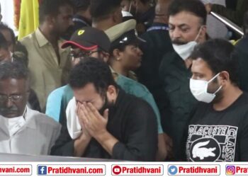 ಅಪ್ಪು ಪಾರ್ಥಿವ ಶರೀರದ ಮುಂದೆ ಬಿಕ್ಕಿ ಬಿಕ್ಕಿ ಅತ್ತ ನಿರ್ದೇಶಕ ಸಂತೋಷ್  ಆನಂದ ರಾಮ್‌..!