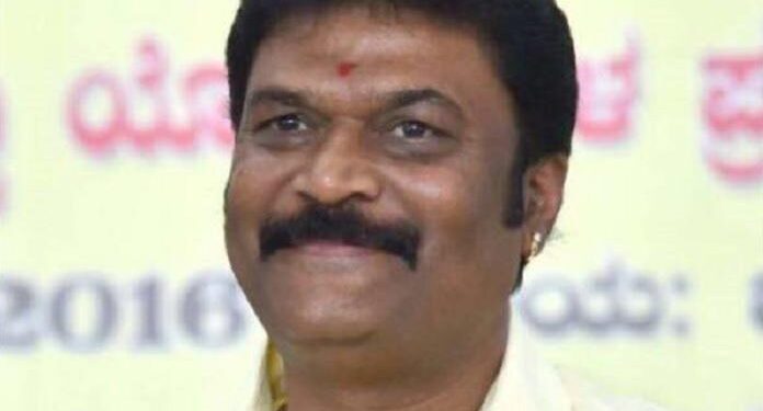 ರಿಯಲ್ ಎಸ್ಟೇಟ್ ನೆರಳಲ್ಲಿ ವಿಜಯನಗರ ಜಿಲ್ಲೆಯ ವೈಭವೋಪೇತ ಉದ್ಘಾಟನೆ: ಆನಂದಸಿಂಗ್ ಅಕ್ಕಪಕ್ಕದಲ್ಲಿ ಯಡಿಯೂರಪ್ಪ-ಬೊಮ್ಮಾಯಿ