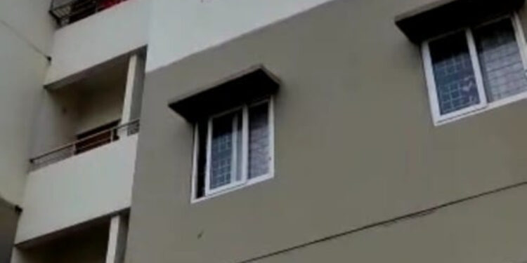 ಬಿನ್ನಿಪೇಟೆಯ ಪೊಲೀಸ್ ಕ್ವಾಟರ್ಸ್ ಕಟ್ಟಡದಲ್ಲಿ ಬಿರಕು: ಕುಸಿಯುವ ಭೀತಿಯಲ್ಲಿ ಏಳು ಅಂತಸ್ತಿನ ಕಟ್ಟಡ!