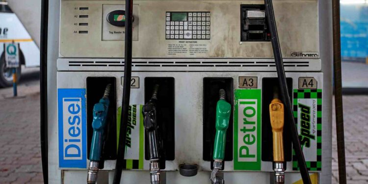 ದಸರಾ ಹಬ್ಬದಲ್ಲಿ ಗ್ರಾಹಕರಿಗೆ ಶಾಕ್‌ : ದೇಶದಲ್ಲಿ ಮತ್ತೆ ಪೆಟ್ರೋಲ್, ಡೀಸೆಲ್ ಬೆಲೆ ಹೆಚ್ಚಳ