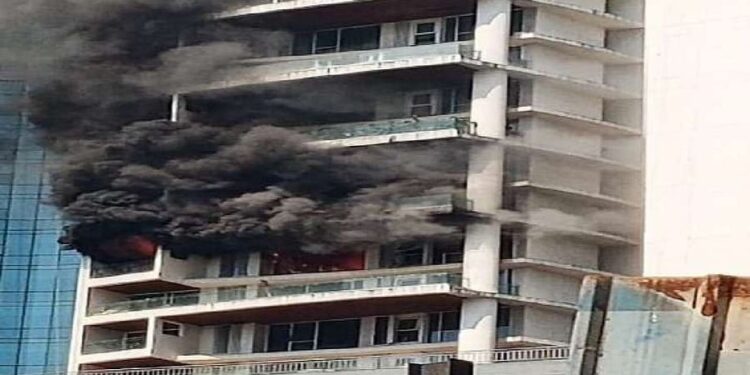 ಮುಂಬೈನ ವಸತಿ ಅಪಾರ್ಟ್ಮೆಂಟ್ನಲ್ಲಿ ಭಾರೀ ಅಗ್ನಿ ಅವಘಡ; ಅಗ್ನಿಶಾಮಕ ದಳದಿಂದ ಬೆಂಕಿ ನಂದಿಸುವ ಪ್ರಯತ್ನ