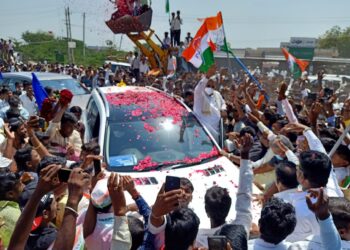 ಸಿಂಧಗಿ ವಿಧಾನಸಭಾ ಕ್ಷೇತ್ರದಲ್ಲಿ  ಭರ್ಜರಿ ರೋಡ್ ಶೋ ನಡೆಸಿದ ಮಾಜಿ ಸಿಎಂ ಸಿದ್ದರಾಮಯ್ಯ