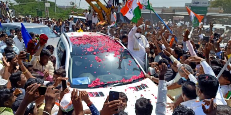 ಸಿಂಧಗಿ ವಿಧಾನಸಭಾ ಕ್ಷೇತ್ರದಲ್ಲಿ  ಭರ್ಜರಿ ರೋಡ್ ಶೋ ನಡೆಸಿದ ಮಾಜಿ ಸಿಎಂ ಸಿದ್ದರಾಮಯ್ಯ