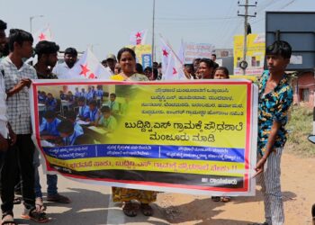 ‘ಪ್ರತಿಧ್ವನಿ’ ಇಂಪಾಕ್ಟ್ : ರಾಯಚೂರು ಜಿಲ್ಲೆಯ ಮಸ್ಕಿ ಶಾಲೆಗಾಗಿ ಎಸ್ಎಫ್ಐ ನೇತೃತ್ವದಲ್ಲಿ ಪ್ರತಿಭಟನೆ