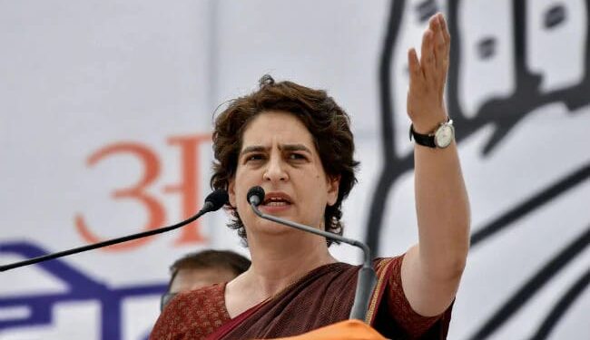 ಸಿಎಂ ಯೋಗಿ ಸ್ವ ಕ್ಷೇತ್ರಕ್ಕೆ ಲಗ್ಗೆ ಇಟ್ಟ ಪ್ರಿಯಾಂಕಾ ಗಾಂಧಿ : ಅಧಿಕಾರಕ್ಕೆ ಬಂದರೆ ಕೃಷಿ ಸಾಲ ಮನ್ನಾ ಮಾಡುವುದಾಗಿ ಭರವಸೆ