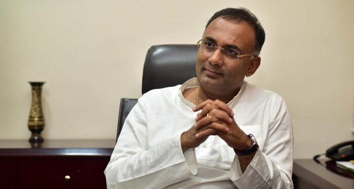 ನಿಮ್ಮ ಇಲಾಖೆಯ ಸಿಬ್ಬಂದಿ ಬಗ್ಗೆ ನಿಮ್ಮಗೆ ತಿಳಿದಿಲ್ಲವೇ; ಸಚಿವ ಸುಧಾಕರ್‌ರನ್ನು ಟ್ವೀಟ್ ಮೂಲಕ ಪ್ರಶ್ನಿಸಿದ ದಿನೇಶ ಗುಂಡುರಾವ್