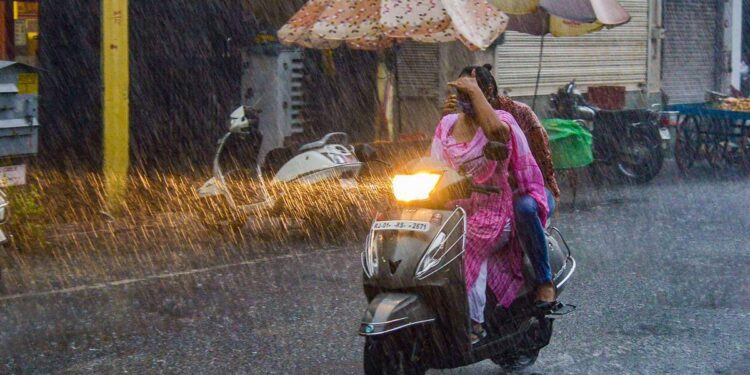 ರಾಜ್ಯದಲ್ಲಿ ಮುಂದಿನ 5 ದಿನಗಳ ಕಾಲ ಭಾರಿ ಮಳೆಯ ಎಚ್ಚರಿಕೆ ನೀಡಿದ ಭಾರತೀಯ ಹವಾಮಾನ ಇಲಾಖೆ.!!