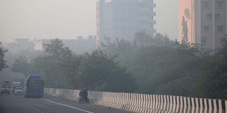 ದೆಹಲಿಯಲ್ಲಿ ಹೆಚ್ಚುತ್ತಿರುವ  ವಾಯುಮಾಲಿನ್ಯ : ಮುಂದಿನ ಆದೇಶದವರೆಗೂ ಎಲ್ಲಾ ಶಾಲೆಗಳು ಬಂದ್!