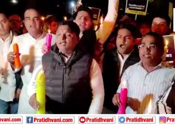 ಶ್ರೀನಿವಾಸ್ ಬಿ.ವಿ ನೇತೃತ್ವದಲ್ಲಿ ಹುತಾತ್ಮ ರೈತರ ಸ್ಮರಣಾರ್ಥ ಮೇಣದಬತ್ತಿಯ ಮೆರವಣಿಗೆ