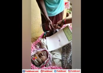 ಮೈಸೂರು: ಖಾಲಿ ಪತ್ರಕ್ಕೆ ಮೃತ ವ್ಯಕ್ತಿಯ ಹೆಬ್ಬೆಟ್ಟಿನ ಮುದ್ರೆ ಒತ್ತಿಸಿಕೊಂಡ ದೃಶ್ಯ ಕಜಾಲತಾಣದಲ್ಲಿ ಹರಿದಾಡುತ್ತಿದೆ