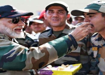 ಸೇನೆಯೊಂದಿಗೆ ದೀಪಾವಳಿ ಆಚರಸಿದ ಮೋದಿ: “ಸರ್ಜಿಕಲ್ ಸ್ಟ್ರೈಕ್‌” ಅನ್ನು ಕೊಂಡಾಡಿದ ಪ್ರಧಾನಿ!