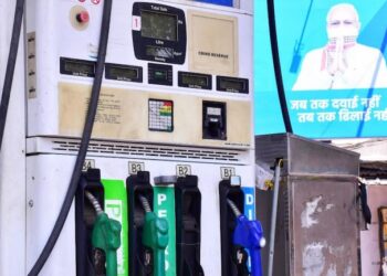 ಪೆಟ್ರೋಲ್, ಡೀಸಲ್ ಮೇಲಿನ ತೆರಿಗೆ ಕಡಿತ  ಮೋದಿ ವರ್ಚಸ್ಸು ಉಳಿಸುವ ಹುನ್ನಾರವೇ?