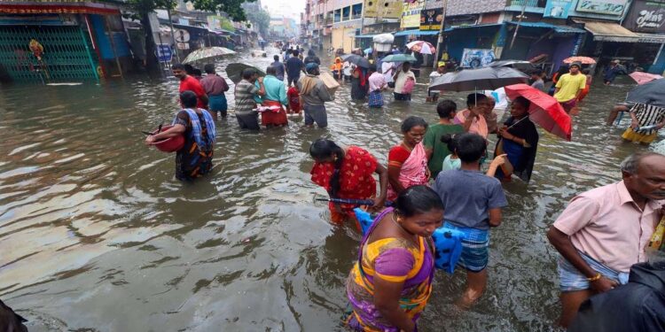 ತಮಿಳುನಾಡಿನಲ್ಲಿ ಭಾರೀ ಮಳೆ; 20ಕ್ಕೂ ಹೆಚ್ಚು ಮಂದಿ ಸಾವು; ಸಾವಿರಾರು ಮನೆಗಳು ಜಲಾವೃತ