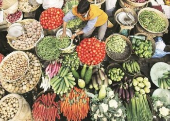 ಟೊಮ್ಯಾಟೊ ದರ ಗಗನಕ್ಕೆ.. ಈರುಳ್ಳಿ ದುಬಾರಿ.. ಜನ ಕಂಗಾಲು !