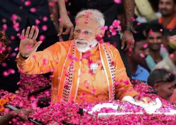 ಮೋದಿಗೆ ಸಂತನ ಪಟ್ಟ ಕಟ್ಟಲು ಬೆವರು ಸುರಿಸುತ್ತಿರುವ ದೃಶ್ಯ ಮಾಧ್ಯಮ