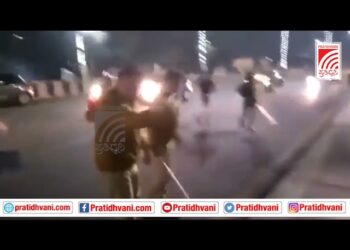 ಉತ್ತರಪ್ರದೇಶದ ಲಕ್ನೋದಲ್ಲಿ ಕ್ಯಾಂಡಲ್ ಮಾರ್ಚ್ ನಡೆಸಿದ ಯುವಕರ ಮೇಲೆ ಲಾಠಿ ಚಾರ್ಜ್ !