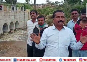 ಚಿಕ್ಕಬಳ್ಳಾಪುರದ ಶ್ರೀನಿವಾಸ ಸಾಗರ ಕಾಲುವೆಗೆ ಹರಿದು ಬರುತ್ತಿದೆ ಕಾರ್ಖಾನೆಗಳ ತ್ಯಾಜ್ಯ ನೀರು!