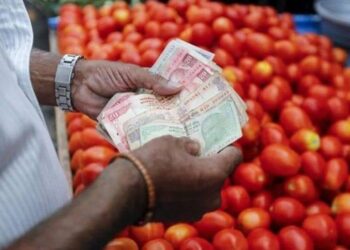 ಗಗನಕ್ಕೇರಿದ ಟೊಮೆಟೊ ಬೆಲೆ, ವ್ಯಾಪಾರವಿಲ್ಲದೇ ಪರದಾಡುತ್ತಿರುವ ಬೀದಿ ಬದಿ ವ್ಯಾಪಾರಿಗಳು!