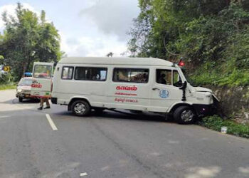 ಯೋಧರ ಮೃತದೇಹ ಸಾಗಿಸುತ್ತಿದ್ದ ಆಂಬ್ಯುಲೆನ್ಸ್ಗೆ ಅಪಘಾತ
