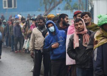 ಲಾಕ್ಡೌನ್ ಭೀತಿ; ಮತ್ತೆ ತಮ್ಮೂರಿನತ್ತ ಮುಖ ಮಾಡಿದ ವಲಸೆ ಕಾರ್ಮಿಕರು