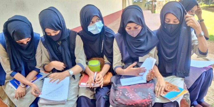 ಕಾಲೇಜಿನಲ್ಲಿ ಹಿಜಾಬ್ ನಿಷೇಧವು ಸಂವಿಧಾನದ ಮೂಲಭೂತ ಹಕ್ಕುಗಳ ಉಲ್ಲಂಘನೆ: ಯಾಕೆ?