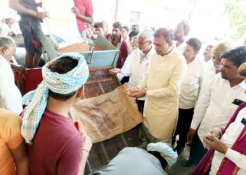 ವಿಜಯಪುರದಲ್ಲಿ ಖಾಸಗಿಯವರದ್ದೇ ಕಾರುಬಾರು ; ಸರ್ಕಾರ ವೈಜ್ಞಾನಿಕ ಬೆಲೆ ನೀಡಿ ತೊಗರಿ ಬೆಳೆಗಾರರ ನೆರವಿಗೆ ಬರುತ್ತಾ?