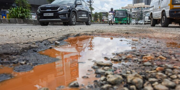 ʼಟೋಟಲ್ ಶೇಮ್’ :  BBMP ವಿರುದ್ಧ ಹೈಕೋರ್ಟ್ ಅತೃಪ್ತಿ : ಇಂಜನಿಯರ್ ಜೈಲುಗಟ್ಟುವ ಎಚ್ಚರಿಕೆ ನೀಡಿದ ಕೋರ್ಟ್!