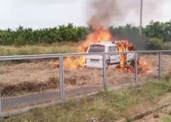 ರಸ್ತೆ ಮಧ್ಯೆಯೇ ಹೊತ್ತಿ ಉರಿದ ಓಮ್ನಿ ಕಾರು ; ಒಣ ಹುಲ್ಲಿನಿಂದಾಗಿ ಹೊತ್ತಿಕೊಂಡಿತಾ ಬೆಂಕಿ?