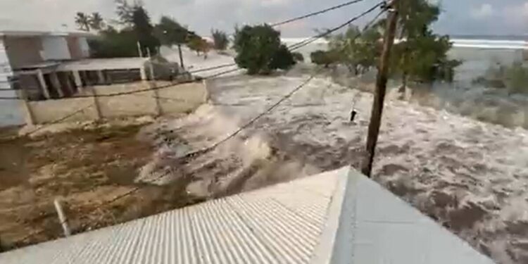 ಸಮುದ್ರದೊಳಗೆ ಜ್ವಾಲಾಮುಖಿ ಸ್ಪೋಟ; ಕ್ಷಣಾರ್ಧದಲ್ಲೇ ಅಪ್ಪಳಿಸಿದ ಸುನಾಮಿ