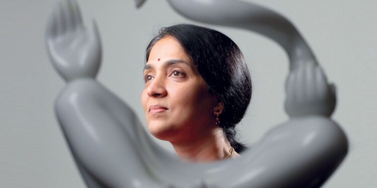 ಷೇರುಪೇಟೆಯ ದೈತ್ಯ  ಕಂಪನಿ  ಸಿಇಒರನ್ನೇ ಕೈಗೊಂಬೆ ಮಾಡಿಕೊಂಡಿದ್ದ ಹಿಮಾಲಯದ ಬಾಬಾ!