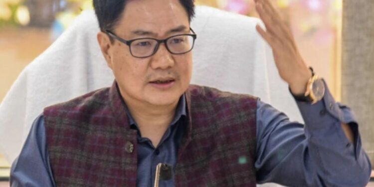 ರಾಹುಲ್ ಗಾಂಧಿ ದೇಶಕ್ಕೆ ತಾನೊಬ್ಬ ‘ರಾಜ’ ಎಂದು ಭಾವಿಸಿದ್ದಾರೆ : ಕಾನೂನು ಸಚಿವ ಕಿರಣ್ ರಿಜಿಜು ಲೇವಡಿ