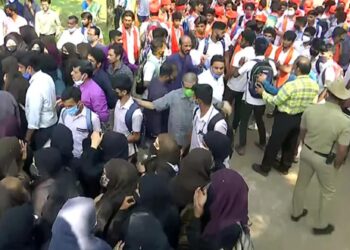 ಹಿಜಾಬ್ & ಕೇಸರಿ ಶಾಲು ವಿವಾದ | ಕರ್ನಾಟಕದಿಂದ ಪುದುಚೇರಿಗೂ ವಿಸ್ತರಿಸಿದ ಘಟನೆ