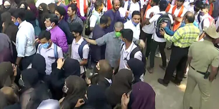 ಹಿಜಾಬ್ & ಕೇಸರಿ ಶಾಲು ವಿವಾದ | ಕರ್ನಾಟಕದಿಂದ ಪುದುಚೇರಿಗೂ ವಿಸ್ತರಿಸಿದ ಘಟನೆ