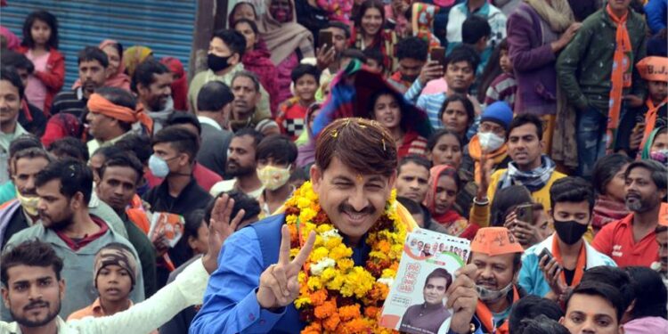 UP Election | ಚುನಾವಣಾ ಪ್ರಚಾರಕ್ಕೆ ತೆರಳಿದ ಮನೋಜ್ ತಿವಾರಿಗೆ ಶೂ ತೋರಿಸಿ ಪ್ರತಿಭಟಿಸಿದ ಜನ!