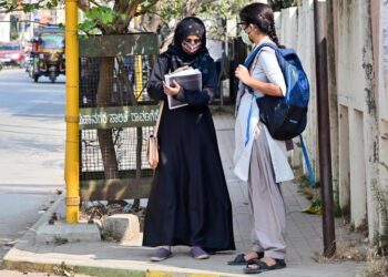 ಹಿಜಾಬ್ ಆಯ್ತು.. ಇದೀಗ ಕುಂಕುಮದ ಸರದಿ : ವಿಜಯಪುರದಲ್ಲಿ ಕುಂಕುಮ ಹಚ್ಚಿದ ವಿದ್ಯಾರ್ಥಿನಿಗೆ ಪ್ರವೇಶ ನಿರಾಕರಣೆ