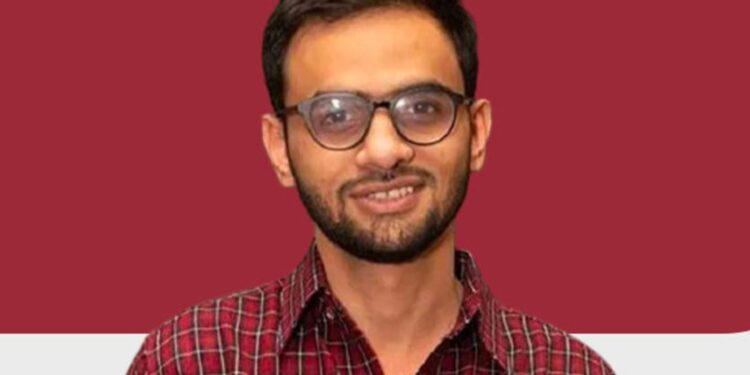 ಕೋರ್ಟ್ ಆದೇಶ ಉಲ್ಲಂಘಿಸಿ ಉಮರ್ ಖಾಲಿದ್ರನ್ನು ಕೈಕೋಳದೊಂದಿಗೆ ಹಾಜರುಪಡಿಸುತ್ತಿರುವ ದೆಹಲಿ ಪೊಲೀಸ್