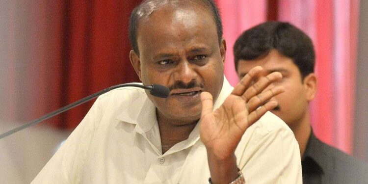 ಬಿಜೆಪಿ ನಾಯಕರ ಮಕ್ಕಳು ಕೇಸರಿ ಶಾಲು ಹಾಕಿಕೊಂಡು ಹೋರಾಟ ಮಾಡ್ತಿದ್ದಾರ? : ಮಾಜಿ ಸಿಎಂ ಕುಮಾರಸ್ವಾಮಿ ಪ್ರಶ್ನೆ