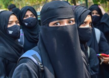 ಹಿಜಾಬ್ ಧರಿಸಿ ಪ್ರಾಯೋಗಿಕ ಪರೀಕ್ಷೆಗೆ ಬಂದ ವಿದ್ಯಾರ್ಥಿನಿಯರು; ಅವಕಾಶ ನಿರಾಕರಿಸಿದ ಕಾಲೇಜು ಮಂಡಳಿ !