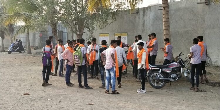 ವಿಜಯಪುರ | ಜೈ ಶ್ರೀರಾಮ ಘೋಷಣೆಯೊಂದಿಗೆ ಕೇಶರಿ ಶಾಲು ಧರಿಸಿ ಬಂದ ವಿದ್ಯಾರ್ಥಿಗಳು, ತರಗತಿಗೆ ಬಹಿಷ್ಕಾರ