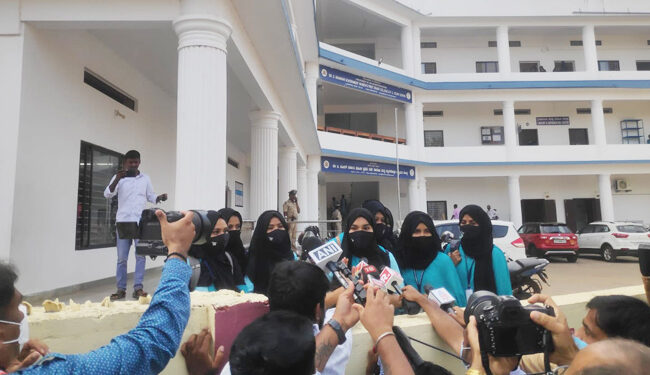 ಹಿಜಾಬ್‌ ನಿರ್ಬಂಧ: ಉಡುಪಿಯಲ್ಲಿ ತರಗತಿಗಳಿಂದ ವಂಚಿತಗೊಂಡ 400ಕ್ಕೂ ಅಧಿಕ ಮುಸ್ಲಿಂ ವಿದ್ಯಾರ್ಥಿನಿಯರು