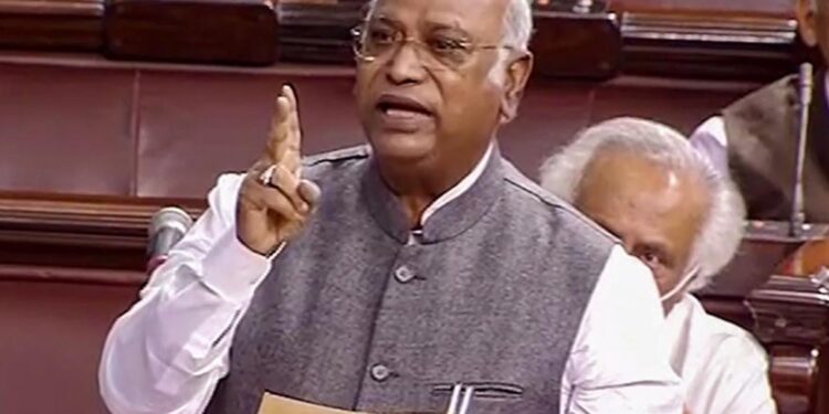 ತೈಲ ಬೆಲೆ ಏರಿಕೆ ಮಾಡಿ ಮೋದಿ ಸರ್ಕಾರದಿಂದ 10 ಸಾವಿರ ಕೋಟಿ ಲೂಟಿ : ಖರ್ಗೆ ಗಂಭೀರ ಅರೋಪ!